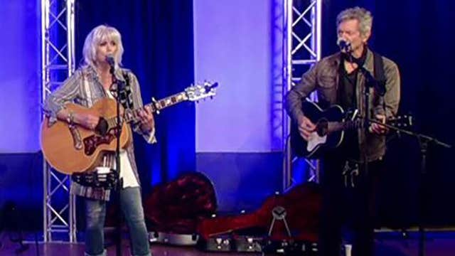 Emmylou Harris & Rodney Crowell sing ‘I Just Wanted to See You So Bad’