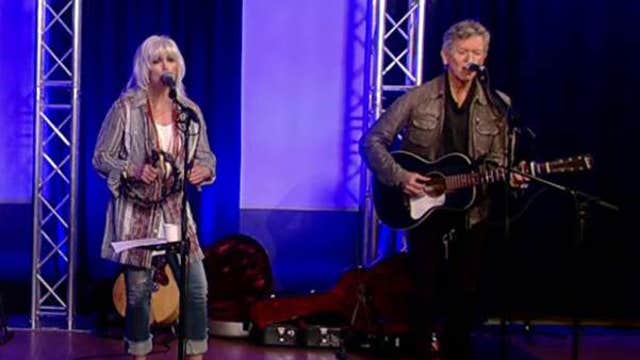 Emmylou Harris & Rodney Crowell perform ‘The Weight of the World’