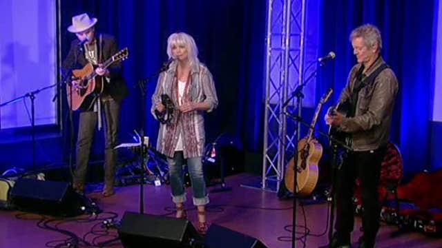 Emmylou Harris & Rodney Crowell sing ‘Just Pleasing You’