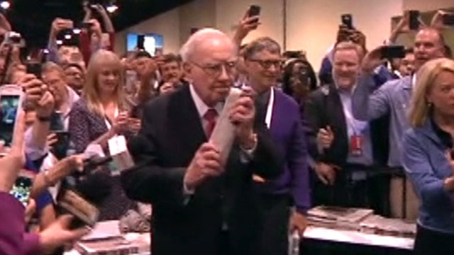 Warren Buffett, Bill Gates compete in the annual newspaper toss