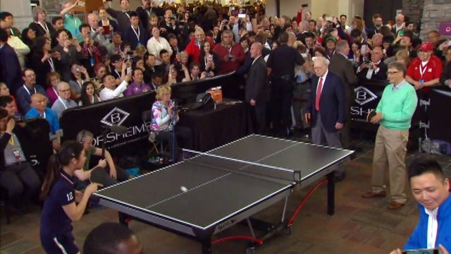 Laying the paddle down: Buffett, Gates play ping pong