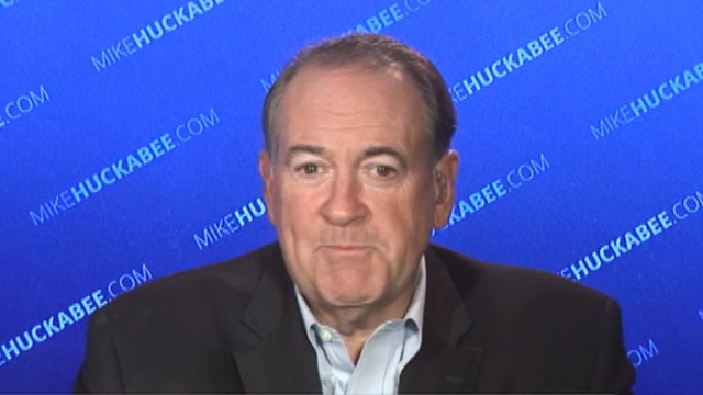 Huckabee: Gingrich is one of the smartest people alive 