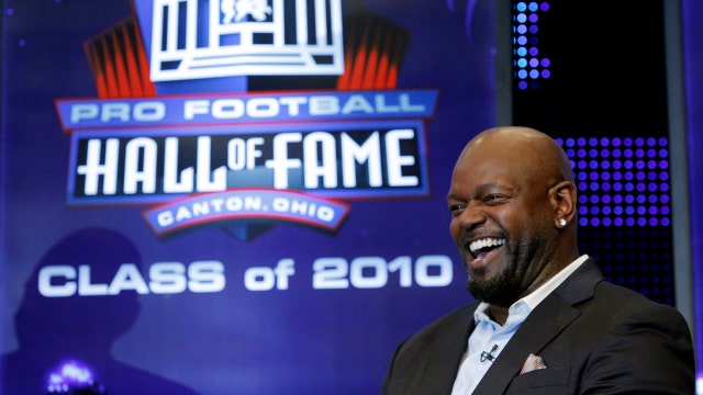 NFL Hall of Famer Emmitt Smith says it’s a shame the NFL didn’t support the Cowboys decal for slain cops.
