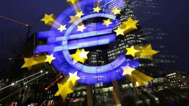 European shares mostly lower, Euro falls to nine-year low