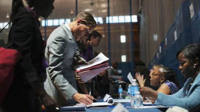 Weekly jobless claims rise to 348,000