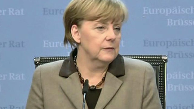 Merkel pressures Putin to remove some troops from Ukraine