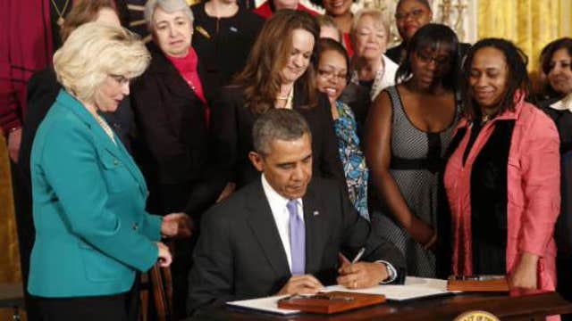Obama signs executive orders for equal pay