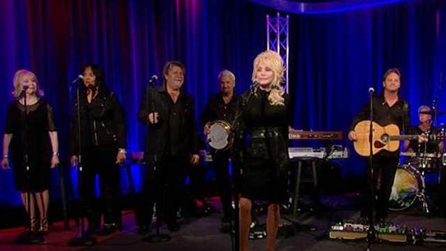 Dolly Parton performs her hit ‘I Will Always Love You’