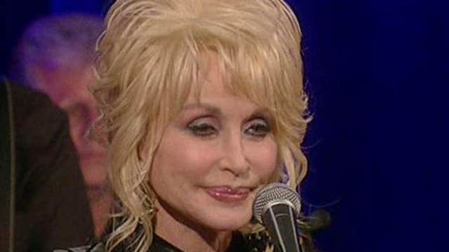 Dolly Parton performs her hit ‘Jolene’