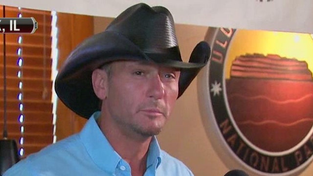 Tim McGraw Honors Troops at Outback Steakhouse