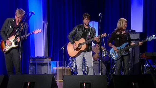 The Kenny Wayne Shepherd Band sings ‘Looking Back’