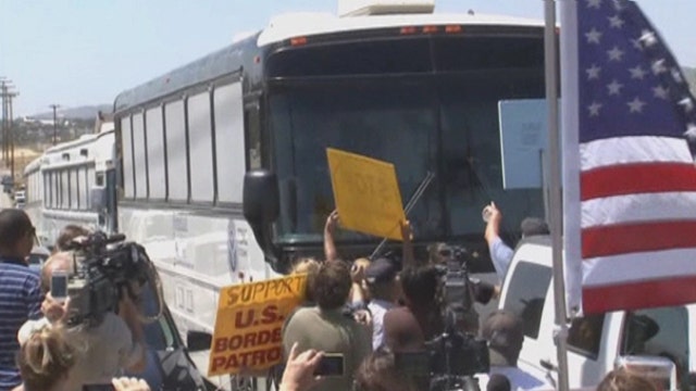Protesters block buses carrying illegal immigrants to Murrieta, Ca.