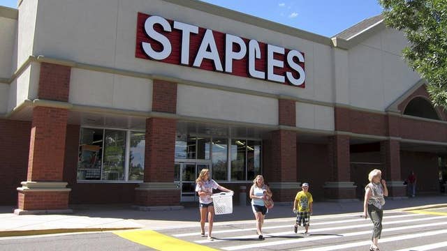 Diane Macedo reports that Staples fell short of estimates with its 2Q earnings.