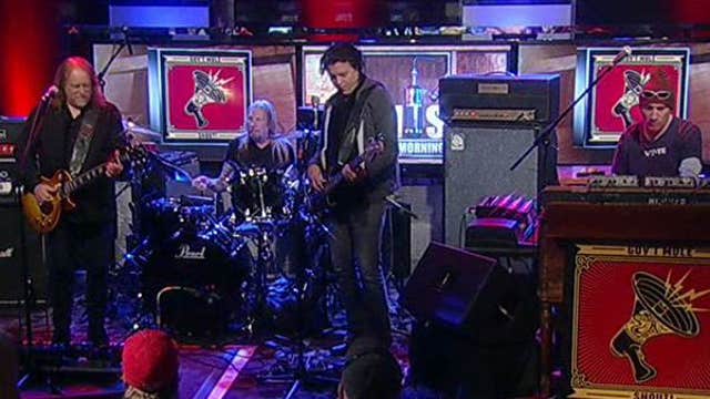 Gov’t Mule performs “When the World Gets Small”