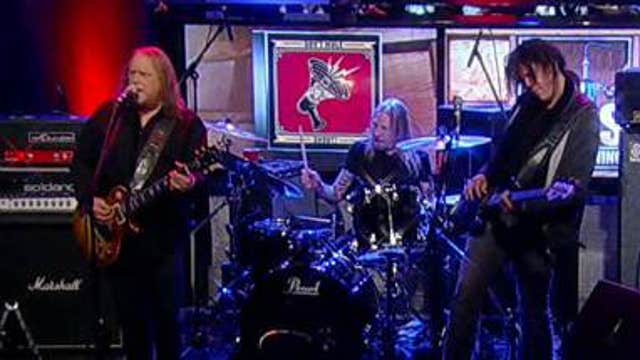 Gov't Mule performs  "Captured"