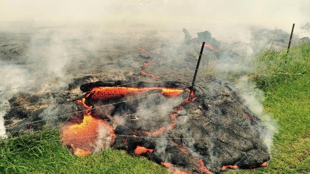 Lava river keeps inching closer to Hawaii homes