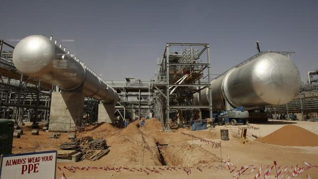 Oil falls further on Saudi price cuts