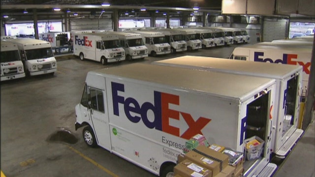 UPS, FedEx scramble to deliver late Christmas gifts