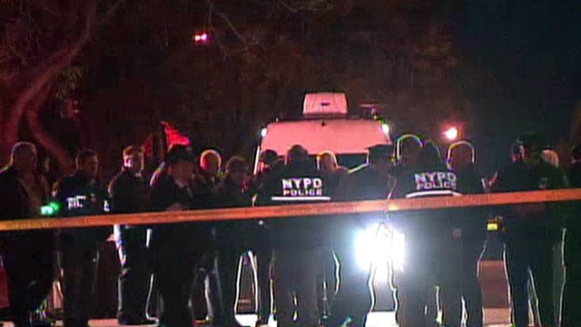 Armed robbery suspects shoot 2 NYPD officers 