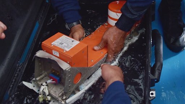 Divers recover both black boxes from AirAsia flight 8501