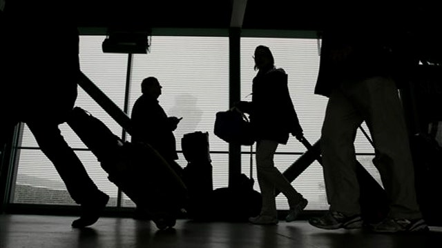 Flight cancelations strand thousands of travelers