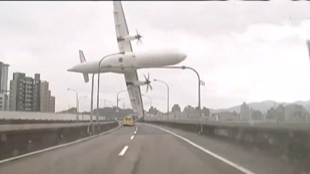TransAsia plane crashes into Taipei River