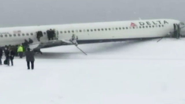 Why did Delta flight attempt tailwind landing at LaGuardia?