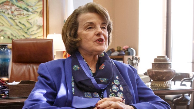 Top Senate Dem. urges Clinton to address email controversy