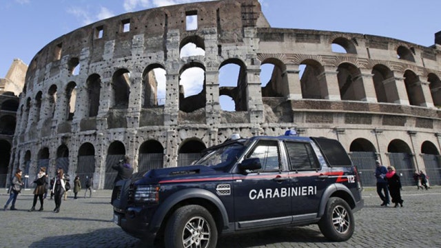 Pillan a unos estadounidenses grabando sus iniciales en el Coliseo romano