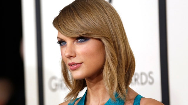 Two Tips to Capture Taylor Swift's Signature Look