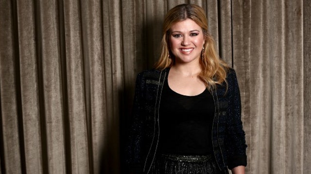 Kelly Clarkson gets into the greeting card game