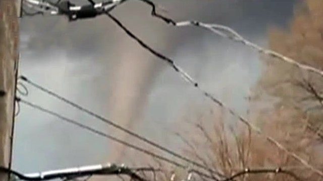 Massive tornado flattens Illinois town