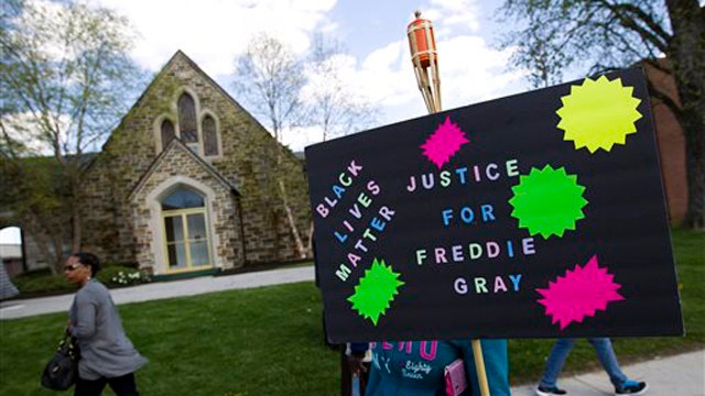 Protests pause as family of Freddie Gray attends wake
