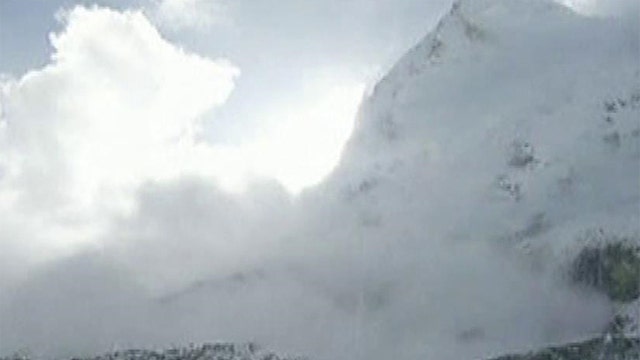 Amateur video captures deadly avalanche on Mt. Everest