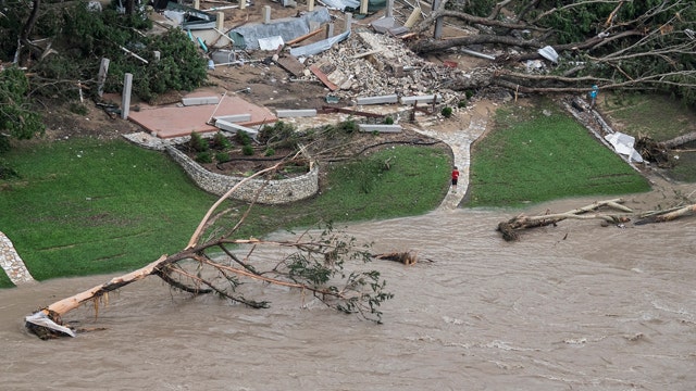 Deadly flooding destroys hundreds of homes in Texas, Okla.