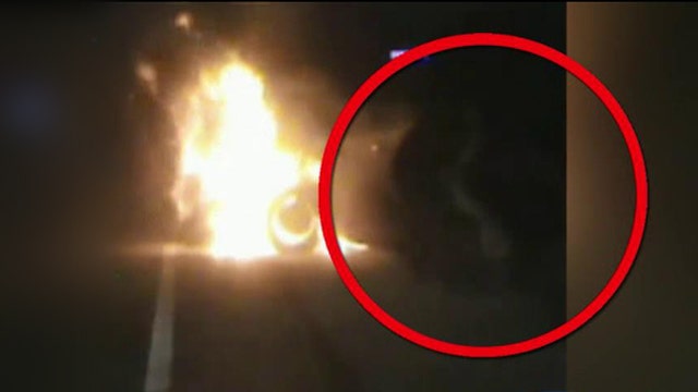 Brave cop risks life to save DUI driver from flaming car 