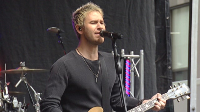 Lifehouse performs 'Hurricane'