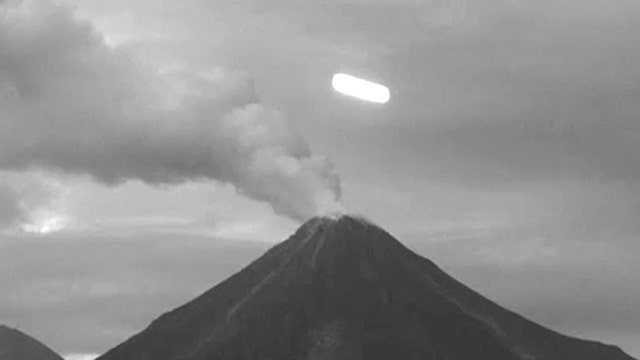 Mysterious streaking light seen on Mexican volcano webcam