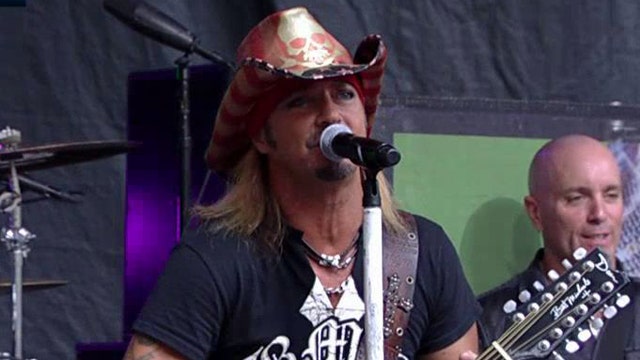 Bret Michaels performs 'Every Rose Has Its Thorn'