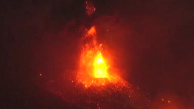 Mount Raung eruption lights up night sky