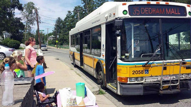 Bus driver stops to buy passengers lemonade from stand