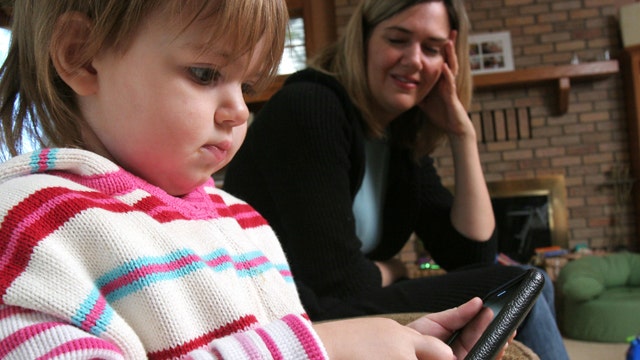 Study: Parents' smartphone use makes kids feel 'unimportant'