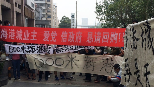 Pengunjuk rasa di Tiongkok menuntut kompensasi atas rumah-rumah yang rusak akibat ledakan di Tianjin