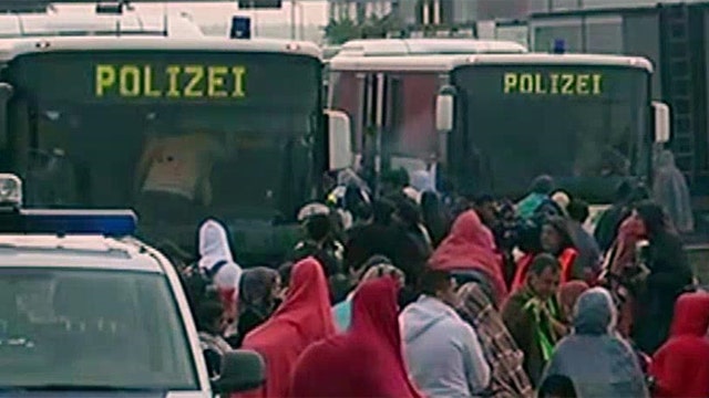Thousands of Syrian refugees arrive in Austria