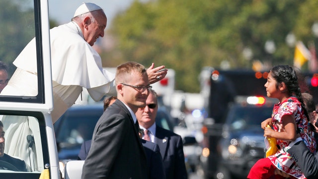 Daughter of illegals hands Pope Francis immigration note