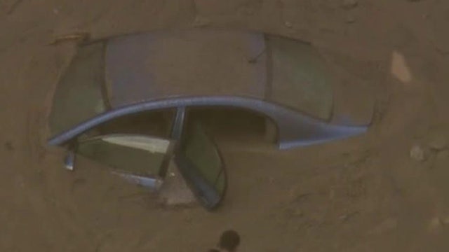 California mudslide traps hundreds on cars on highway