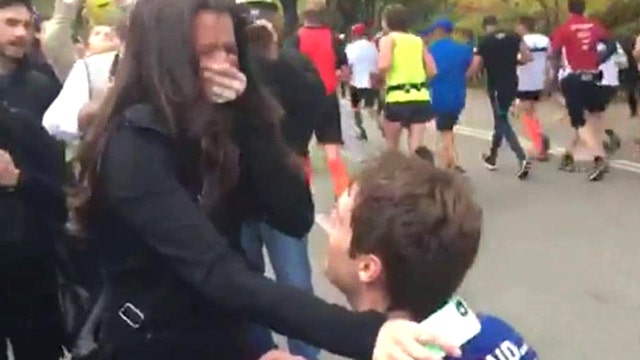 Marathon runner stops midrace to propose to girlfriend