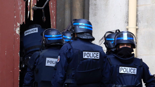 2 dead, 7 arrested in raid targeting Paris terror mastermind
