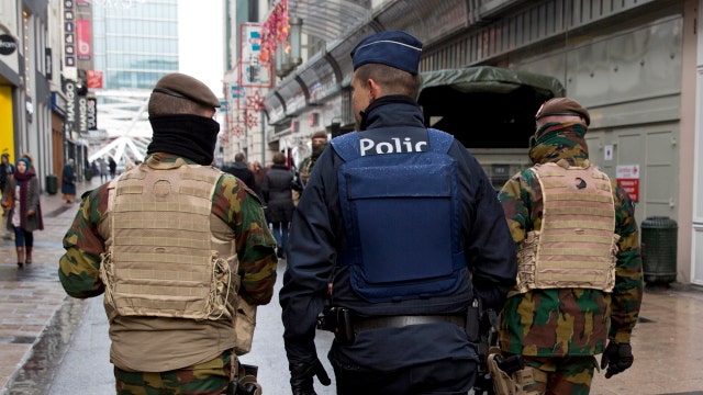 French and Belgian police hunt for additional attackers