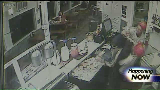 Restaurant workers fight off robber